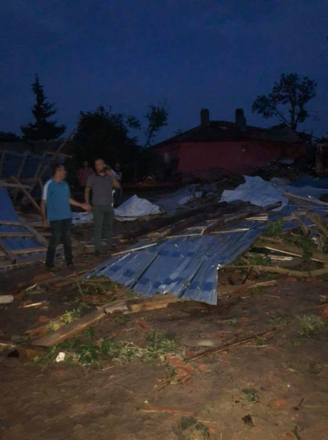 Edirne’de Hortum Ahır Çatılarını Uçurdu