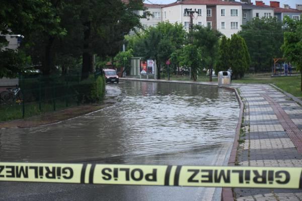 Edirne’de Sağanak, Sokakları Göle Çevirdi