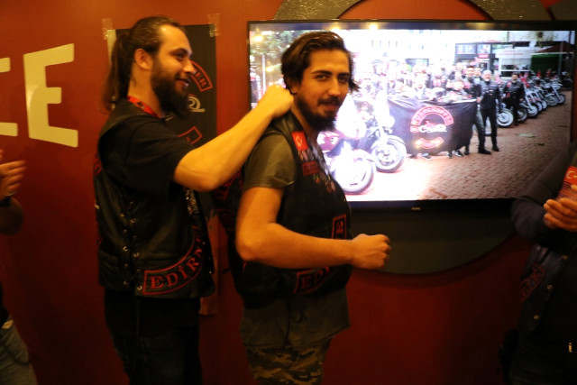 Bu Yeleği Giymek Cesaret İster