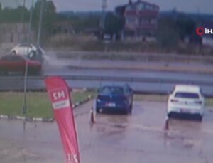 Direksiyon denetimini kaybetti: Aydınlatma direğini bu türlü devirdi