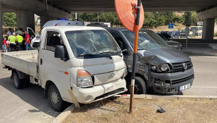 Keşan’da minibüsle kamyonet çarpıştı, yaralanan bayanın çocukları babaları tarafından sakinleştirildi