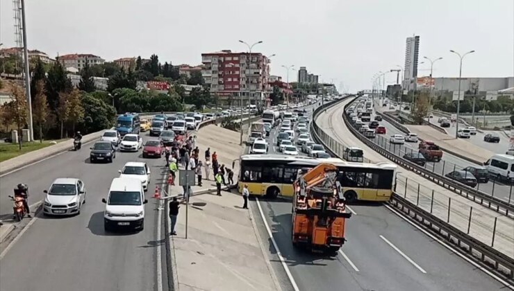 Avcılar’da İETT otobüsü kaza yaptı, D-100 kara yolu trafiğe kapandı