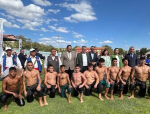 Bakan Bak, Sporcularla Bir Ortaya Geldi