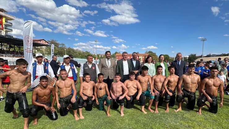 Bakan Bak, Sporcularla Bir Ortaya Geldi