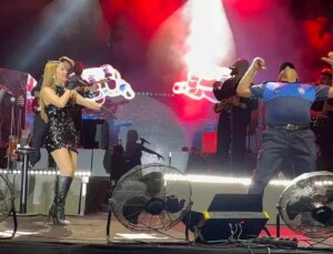 Derya Uluğ’un Konserinde Zabıta Memuru Dans Etti