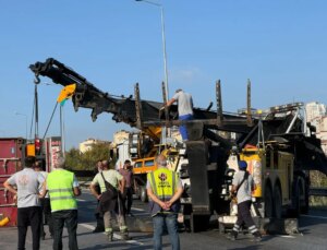 Edirne İstikametindeki TIR Devrildi, Trafik Tertibi Sağlandı