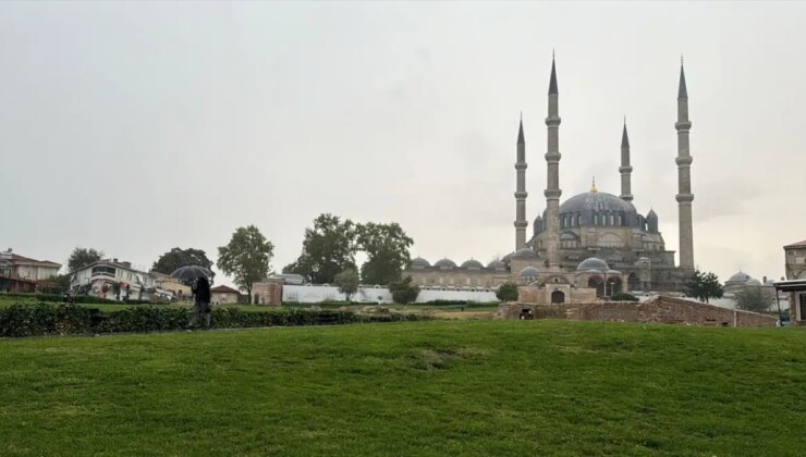 Edirne’de tesirli olan sağanak hayatı olumsuz etkiliyor