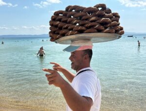 Edirne’nin esprili simitçisi vatandaşları güldürüyor