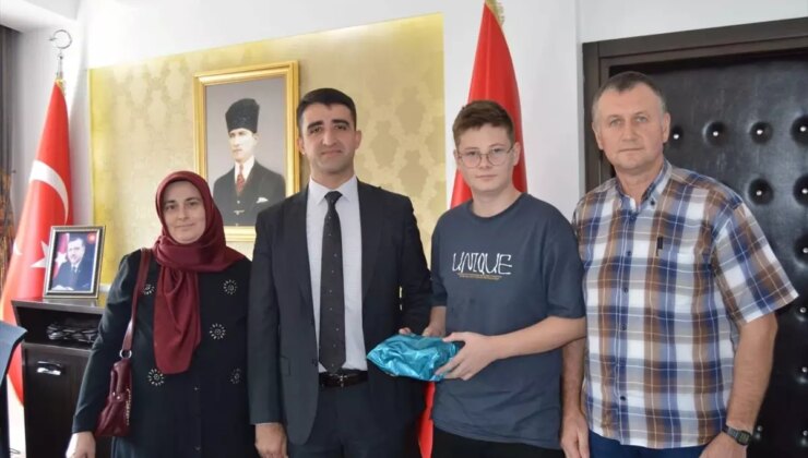 İpsala Kaymakamı LGS’de dereceye giren öğrencileri ödüllendirdi