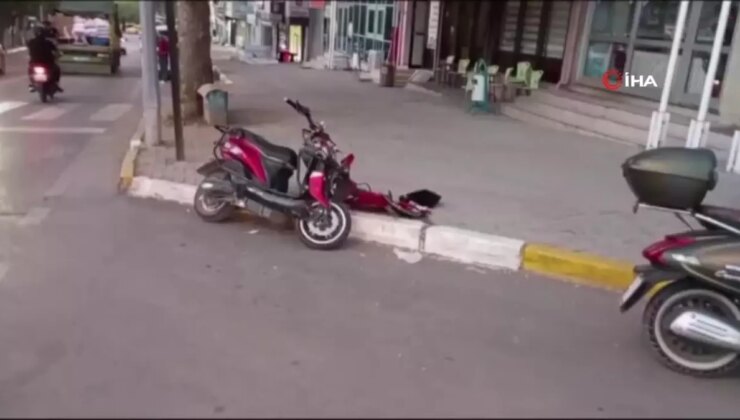 Edirne’de Elektrikli Motosiklet ve Araba Çarpıştı: 2 Yaralı