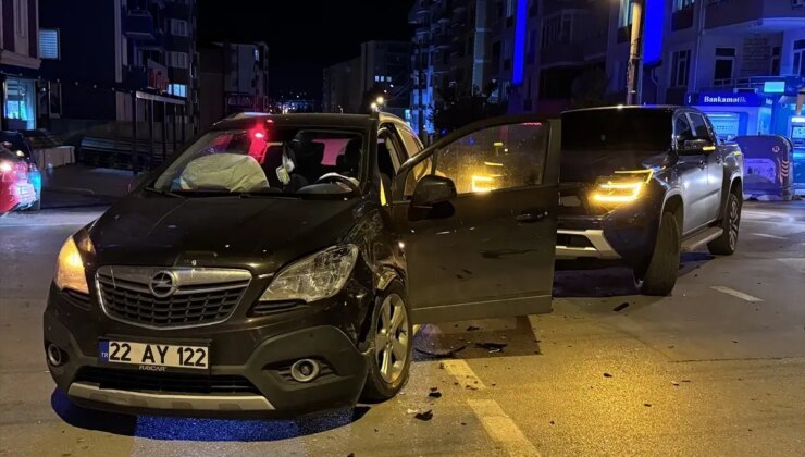 Edirne’de Pikap ve Araba Çarpıştı: 1 Yaralı