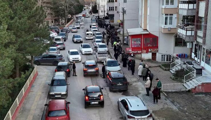 Edirne’de iftar öncesi pide kuyruğu: Fırınların önü doldu taştı