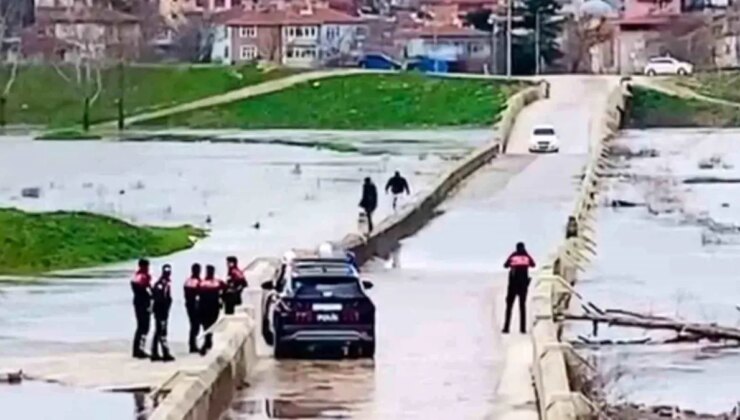 Polisi nazaran göre tehlikeli köprüden geçtiler: Suya düşme tehlikesi atlattılar