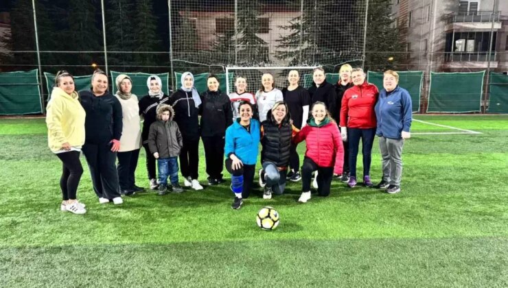 Bayanlar futbol maçıyla günlerini kutladı