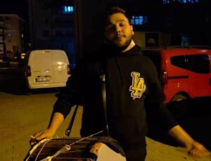 Dedesinden kalan davulla mahalleliyi sahura uyandırıyor