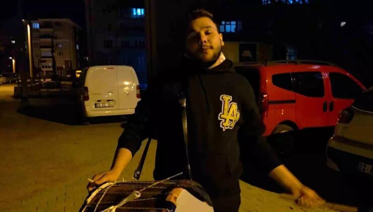 Dedesinden kalan davulla mahalleliyi sahura uyandırıyor