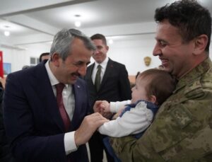 Edirne Valisi Yunus Sezer, şehit aileleri, gaziler ve Mehmetçik ile iftarda bir ortaya geldi