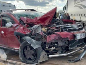 Edirne’de araba tıra çarptı, 1 kişi yaralandı: Kaza anı kamerada