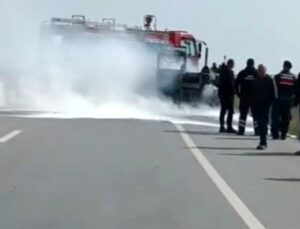 Edirne-Kırklareli yolunda seyir halindeki iş makinesi alevlere teslim oldu