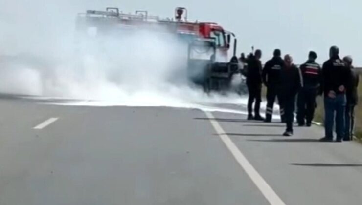 Edirne-Kırklareli yolunda seyir halindeki iş makinesi alevlere teslim oldu