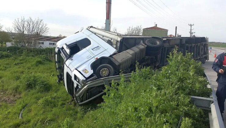 Edirne’de denetimden çıkan tır devrildi