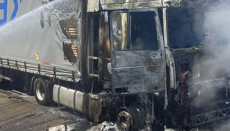 Edirne’de kereste yüklü tır alevlere teslim oldu.