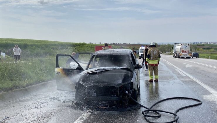 Edirne’de seyir halindeyken yanan araba kullanılamaz hale geldi
