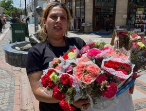 Edirne’de Anneler Günü’nde çiçek satan bayanlar
