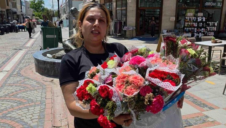 Edirne’de Anneler Günü’nde çiçek satan bayanlar