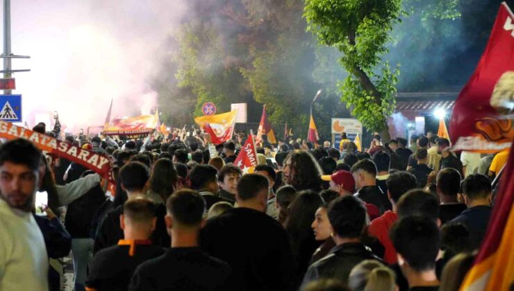 Edirne’de Galatasaraylı taraftarlardan meşaleli şampiyonluk kutlaması