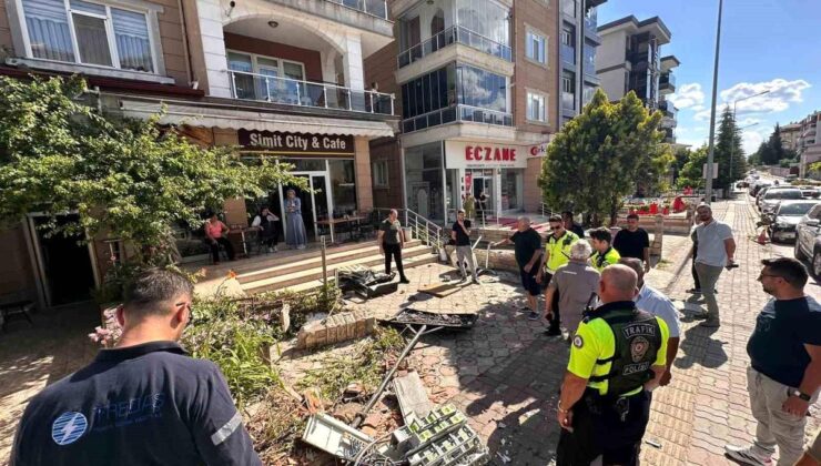 Edirne’de faciadan dönüldü: Freni boşalan kamyon iki araca akabinde duvara çarptı