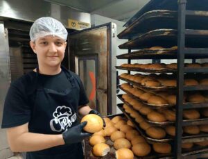 Edirne’de geleceğin fırın ustaları yetişiyor: Liseliler hem üretiyor hem de kazanıyorlar
