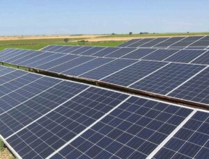 Edirne’de üreticiler tarlasını dronla ilaçlıyor, güneş gücüyle suluyor