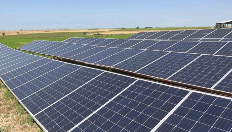 Edirne’de üreticiler tarlasını dronla ilaçlıyor, güneş gücüyle suluyor