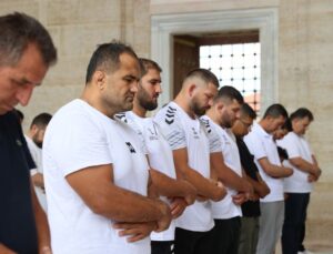 Kırkpınar pehlivanları er meydanı öncesi Selimiye Mescidi’nde cuma namazı için saf tuttu