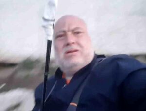 Meriç Irmağı’nda yakaladığı 30 kiloluk yayın balığını ırmakta oltası ile gezdirdi