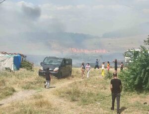 Keşan’da Otluk Yangını Bir Konutu Küle Çevirdi, Konut Sahibi Hudut Krizi Geçirdi