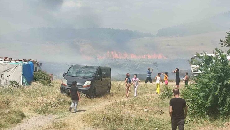 Keşan’da Otluk Yangını Bir Konutu Küle Çevirdi, Konut Sahibi Hudut Krizi Geçirdi